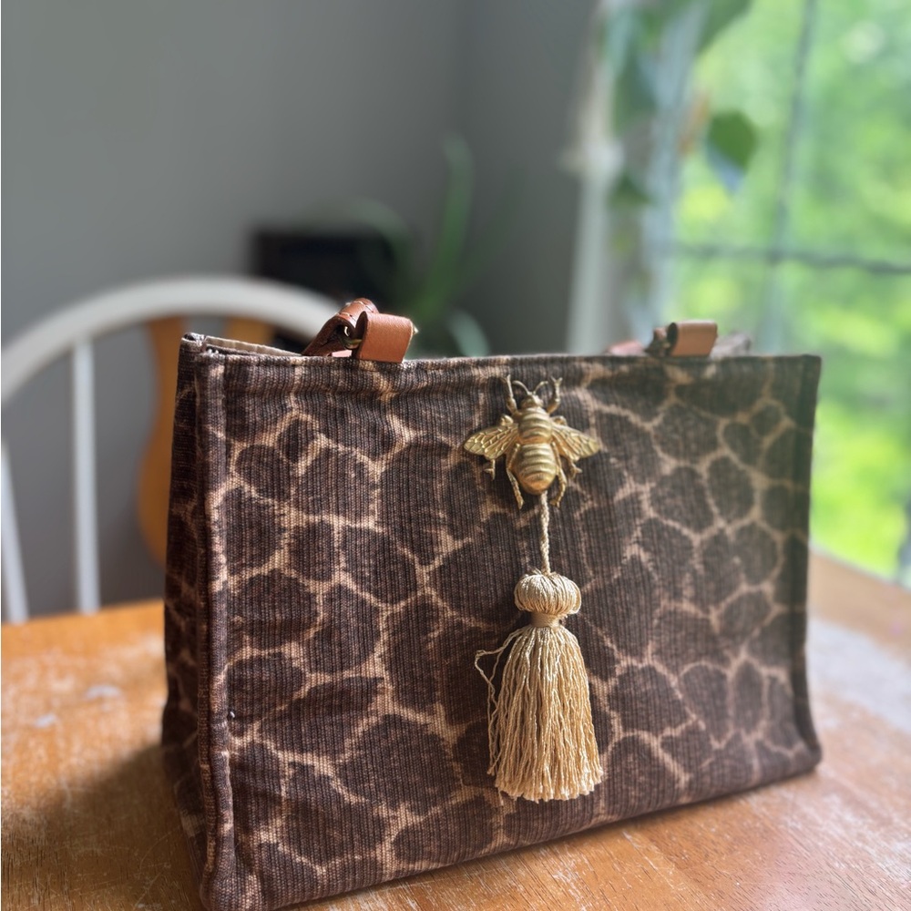 Giraffe print tote with Bee Broach and leather handles - Picture 11 of 11